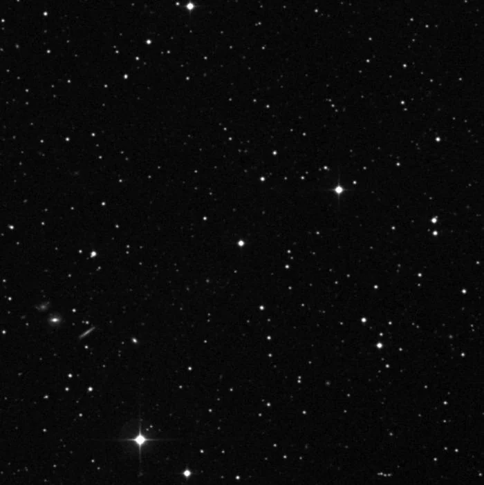 One of the 706 aligned CCD frames: the star field around HAT-P-18